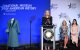 Anthea Hartig dando un discurso en 2023. De fondo, la ex primera dama Jill Biden.
