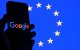 Logo de Google frente a la bandera de la UE