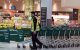 Trabajador en un supermercado (Imagen)