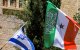 Banderas de Somalilandia ondean junto a banderas israelíes en una calle del oeste de Jerusalén.