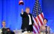 El presidente Trump lanza su gorra "Trump 2028" durante la Cena de la Asociación de Corresponsales de la Casa Blanca 2026
