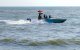 Miembros de la Guardia Costera yemení afiliada al grupo hutí patrullan en el Mar Rojo