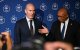 El presidente de la Federación Francesa de Fútbol (FFF), Philippe Diallo (derecha), gesticula junto al exfutbolista internacional francés Zinedine Zidane (izquierda) mientras posan tras una rueda de prensa para presentarlo como nuevo seleccionador de la selección francesa de fútbol en la sede de la Federación Francesa de Fútbol (FFF) en París, el 28 de julio de 2026. El excentrocampista francés, que ganó el Mundial de 1998 y la Eurocopa de 2000 como jugador, ha sido nombrado seleccionador de la selección francesa, sucediendo a Didier Deschamps, según ha anunciado la Federación Francesa de Fútbol (FFF). Zidane toma el relevo de su antiguo compañero de equipo Deschamps, que llevaba al frente del equipo desde 2012; el mandato de Deschamps concluyó con un cuarto puesto en el Mundial de 2026, tras la conquista del título en 2018 y una presencia en la final en 2022.