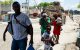 Una familia huye de un barrio tras los disturbios de pandillas ocurridos la noche anterior en Puerto Príncipe, el 20 de abril de 2026.