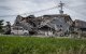 En la imagen se ve una casa derrumbada sobre un coche en Hikawa, en la prefectura de Kumamoto, el 30 de julio de 2026, tras el terremoto que sacudió la zona. El centro comercial Aeon de Kumamoto acababa de reabrir sus puertas en junio, reluciente, más resistente y seguro gracias a las últimas reformas realizadas tras los terremotos de 2016, con la promesa de ser un lugar donde las generaciones pudieran «compartir sonrisas». Sin embargo, a pesar de las exhaustivas obras de refuerzo realizadas en las instalaciones, que sufrieron graves daños hace una década, una explosión provocada por un nuevo terremoto el 28 de julio en la región suroeste de Japón las ha dejado en ruinas.