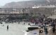 Esta captura de vídeo de AFP muestra a migrantes llegando a la costa del enclave español de Ceuta, en el norte de África, tras nadar alrededor de la valla fronteriza entre Marruecos y España, en Ceuta, el 30 de julio de 2026.