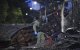 Un policía inspecciona el lugar tras la explosión de un camión