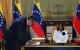 El presidente de Chevron Venezuela, Mariano Vela, firma un documento junto a la presidenta del régimen interino de Venezuela, Delcy Rodríguez, el 13 de abril de 2026.