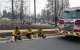 Tres miembros del Cuerpo de Bomberos de Spokane están sentados en el bordillo frente a unas viviendas calcinadas en el barrio de Balboa, en Spokane (Washington), el 2 de agosto de 2026. Los incendios, que avanzaron a gran velocidad, dejaron un rastro de destrucción el domingo en la ciudad de Spokane, situada en el noroeste de Estados Unidos; las autoridades informaron de que cientos de edificios quedaron reducidos a cenizas.