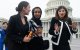 Alexandria Ocasio-Cortez (I), Ilhan Omar (C) y la representante de EEUU Haley Stevens