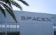 (ARCHIVO) El logotipo de SpaceX se ve en el exterior de unas instalaciones de Space Exploration Technologies Corp. en Hawthorne, California, el 8 de junio de 2026. SpaceX anunció el 4 de agosto de 2026 que sus ingresos se dispararon un 92 % en el segundo trimestre, superando las expectativas de los analistas en unos 1.000 millones de dólares en su primer informe de resultados desde que salió a bolsa en junio.