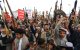 Partidarios yemeníes armados del movimiento hutí, respaldado por Irán, esgrimen sus armas durante una protesta contra lo que, según el grupo, son restricciones impuestas por la coalición liderada por Arabia Saudí en las zonas de Yemen controladas por los hutíes, en Saná, el 17 de julio de 2026. Los hutíes de Yemen advirtieron el 16 de julio que atacarán las instalaciones petroleras y otras infraestructuras de Arabia Saudí si se recrudece el conflicto entre ambas partes, días después de que fuera bombardeado el aeropuerto de Saná, la capital controlada por los rebeldes.