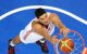 El turco Enes Kanter anota durante el partido de la segunda jornada de la fase de clasificación del grupo E entre Turquía y Francia, disputado en el EuroBasket 2011 en Vilna el 7 de septiembre de 2011. FOTO DE AFP/JOE KLAMAR