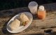 Burritos con café y zumo en una mesa rústica de madera, bajo la cálida luz del sol. California, EEUU