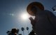Una persona intenta cubrirse del sol en California