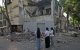 Mujeres miran un edificio caído tras el sismo en Colombia