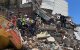 Rescatistas buscan supervivientes en un edificio derrumbado tras el terremoto en Pereira, Colombia