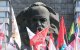Participantes en un acto organizado por la Confederación Sindical Alemana (DGB) se reúnen en el Monumento a Karl Marx