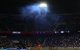 El portero del NYCFC, Matthew Freese, con el dorsal 49, se encuentra en el terreno de juego mientras una nube de humo azul flota sobre él durante el partido de fútbol de la Copa de la Liga contra el Cruz Azul, disputado en el Sports Illustrated Stadium de Harrison, Nueva Jersey, el 9 de agosto de 2026.