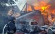 Rescatistas ucranianos trabajando para extinguir un incendio en una casa tras un ataque aéreo