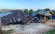Se observan casas dañadas tras un terremoto de magnitud 7.7 en Ruteng, Manggarai, Nusa Tenggara Oriental, el 15 de agosto de 2026.