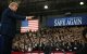 Donald Trump señala a la multitud al retirarse tras pronunciar un discurso en el Centro de Entrenamiento e Inteligencia de la Academia de Policía del Condado de Nassau