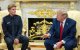 El presidente Donald Trump junto al salvavidas Ryder Williams, este lunes en la Oficina Oval.