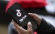 Una niña sostiene un iPhone 16 con el logotipo de la aplicación TikTok/ Jan Woitas