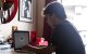 Adolescente trabajando en una laptop (Archivo)