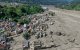 Varias casas parcialmente sumergidas en barro a lo largo de la ribera de un río tras las inundaciones repentinas en Trishuli Bazar, en el distrito de Nuwakot.