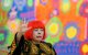 La artista japonesa Yayoi Kusama saluda durante una sesión fotográfica (Archivo)