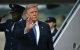 El presidente Donald Trump saluda tras bajar del Air Force One en la Base Conjunta Andrews, Maryland, el 28 de agosto de 2026.