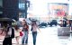 Personas caminan bajo la lluvia en Nueva York