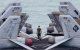Un miembro de la tripulación camina por la cubierta de vuelo del portaaviones nuclear estadounidense USS Abraham Lincoln