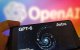 Un internauta usa su teléfono móvil para ver el logotipo de GPT-6 Astra y usa su computadora para ver el logotipo de OpenAI