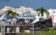 Un avión de carga de Amazon se salió de la pista al aterrizar en Miami, impactando contra varios vehículos y prendiéndose fuego