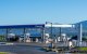 Una estación de servicio de Chevron cuenta con surtidores de combustible para el público, mientras un camión cisterna comercial de transporte de combustible entrega un cargamento de gasolina en Saratoga Springs, Utah (Estados Unidos), el 4 de septiembre de 2026. Los precios minoristas del combustible en todo el país han alcanzado máximos históricos durante el fin de semana festivo del Día del Trabajo, con un precio medio nacional de la gasolina sin plomo normal de 4,15 dólares por galón, en un contexto de conflictos geopolíticos en el estrecho de Ormuz y de volatilidad en los mercados mundiales del crudo.