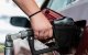 Un cliente utiliza la boquilla de un surtidor de combustible para llenar el tanque de un automóvil en una gasolinera en Santaquin, Utah, el 31 de agosto de 2026.