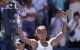 La china Qinwen Zheng celebra su victoria sobre la polaca Iga Swiatek en su partido de octavos de final del torneo individual femenino de tenis, disputado el noveno día del US Open en el Centro Nacional de Tenis USTA Billie Jean King de Nueva York, el 7 de septiembre de 2026.