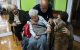 Una anciana de la residencia San Cipriano, en Soto de la Marina (Cantabria, España), acaricia a Miko el 16 de enero durante una de las visitas terapéuticas que la residencia incluye entre sus actividades.