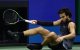 El español Carlos Alcaraz se cae durante el partido de cuartos de final de individuales masculinos contra el estadounidense Ben Shelton, en la décima jornada del torneo de tenis del US Open, celebrado en el Centro Nacional de Tenis Billie Jean King de la USTA, en la ciudad de Nueva York, el 9 de septiembre de 2026.