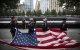 Miembros del Departamento de Policía de Nueva York, del Cuerpo de Bomberos de Nueva York y del Departamento de Policía de la Autoridad Portuaria portan una bandera de Estados Unidos al inicio de los actos conmemorativos celebrados en el emplazamiento del World Trade Center, en Nueva York, el 11 de septiembre de 2014. Este año se cumple el 13.º aniversario de los atentados terroristas del 11 de septiembre, en los que murieron casi 3.000 personas en el World Trade Center, el Pentágono y en el vuelo 93.