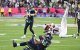 El corredor n.º 09 de los Seattle Seahawks, Kenneth Walker III, es detenido por el cornerback n.º 07 de los New England Patriots, Carlton Davis III, mientras corre con el balón durante la Super Bowl LX entre los New England Patriots y los Seattle Seahawks, celebrada en el Levi's Stadium de Santa Clara, California, el 8 de febrero de 2026.