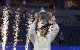 La kazaja Elena Rybakina levanta el trofeo de campeona tras ganar la final individual femenina de tenis contra la bielorrusa Aryna Sabalenka.