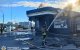 Un policía extinguiendo un incendio en una gasolinera dañada tras un ataque con drones rusos en Kiev