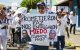 Un manifestante sostiene una pancarta que dice "Prometieron paz. Nos entregaron miedo" durante la Marcha por la Paz en Culiacán.