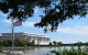 El exterior del John F. Kennedy Center for the Performing Arts se ve desde el Georgetown Waterfront en Washington, D. C.