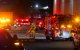 Los servicios de emergencia intervienen en el lugar de los hechos tras el accidente de un helicóptero de un canal de noticias en Chatsworth, un barrio de las afueras de Los Ángeles (California), el 15 de septiembre de 2026. Tres personas fallecieron y otra fue hospitalizada después de que el helicóptero se estrellara entre dos edificios comerciales y se incendiara al instante, según el Cuerpo de Bomberos de Los Ángeles.