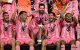 Lionel Messi (n.º 10), levanta el trofeo junto a sus compañeros de equipo tras vencer al Cruz Azul de México