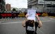 Una manifestante frente a la sede del SEBIN en Caracas, en mayo de 2026.